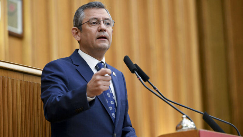 CHP Genel Başkanı Özgür Özel, basın mensuplarının sorularını yanıtlıyor.