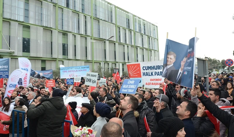 Havalimanında partililer tarafından coşkuyla karşılanan CHP İzmir Büyükşehir Belediye Başkan