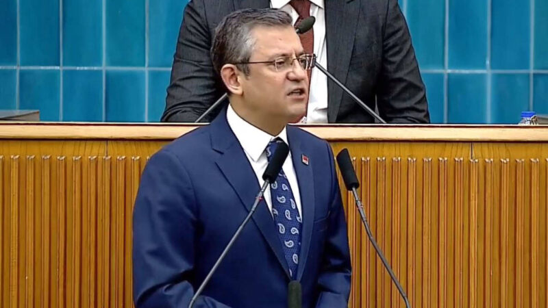 CHP Genel Başkanı Özgür Özel, TBMM'de, partisinin grup toplantısında konuşuyor.