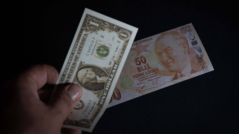 İstanbul serbest piyasada dolar 30,3250 liradan, euro 32,8720 liradan güne
