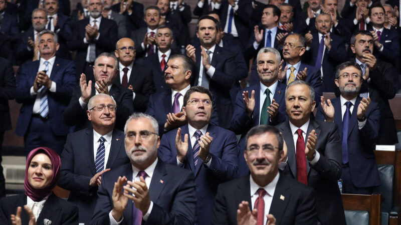 İktidara yakın gazete Erdoğan’ın bakanlar Memet Şimşek ve Vedat Işıkhan’a,