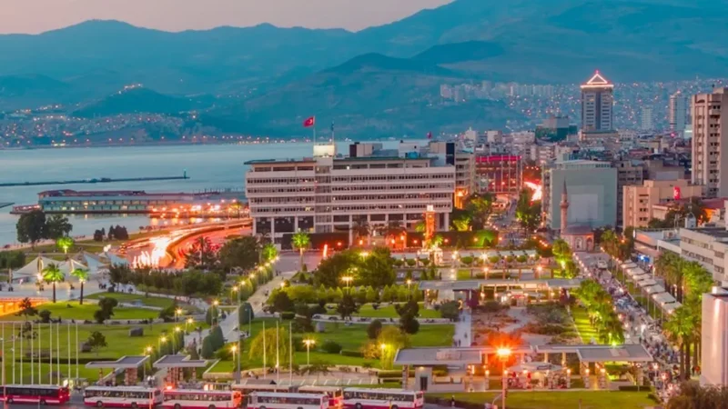 İzmir'de vatandaşlar son günlerde soğuk havadan şikayet ediyor. İzmir yeni
