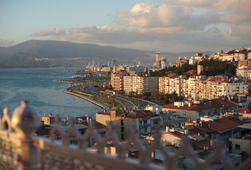 İzmir'de bu akşam saatlerinde sağanak yağmur geliyor. Konu ile ilgili