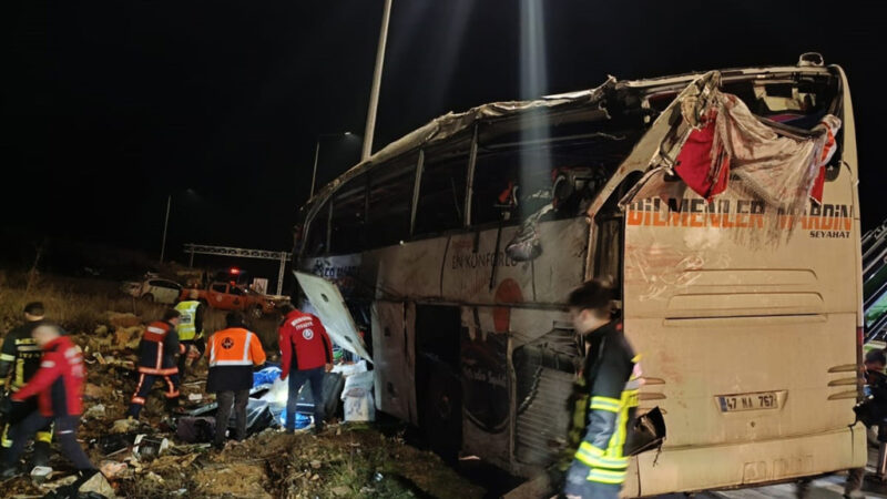 Mersin'in Aydıncık ilçesinde, şehirler arası yolcu otobüsünün devrilmesi sonucu 9