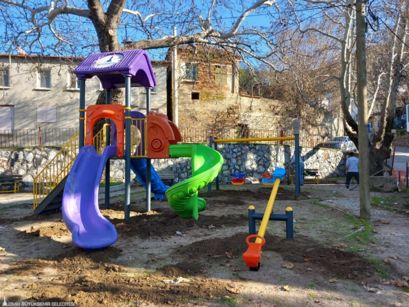 İzmir Büyükşehir Belediyesi, çocukların daha sağlıklı ve güvenilir koşullarda oynayabilmeleri