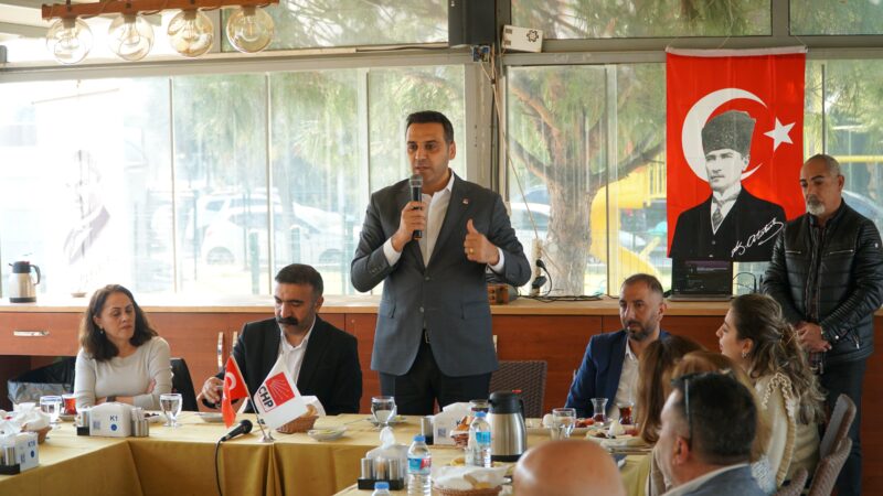 Çiğli Belediye Başkan Adayı Onur Emrah Yıldız, meclis üyeleri adayları