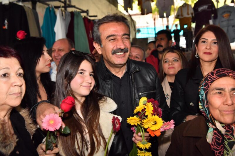 Gittiği her yerde coşkuyla binlerce kişi tarafından karşılanan Çukurova Belediye
