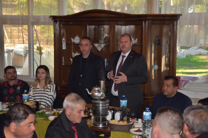 
CHP Menderes Belediye Başkan Adayı İlkay Çiçek ilçesindeki muhtarlarla bir
