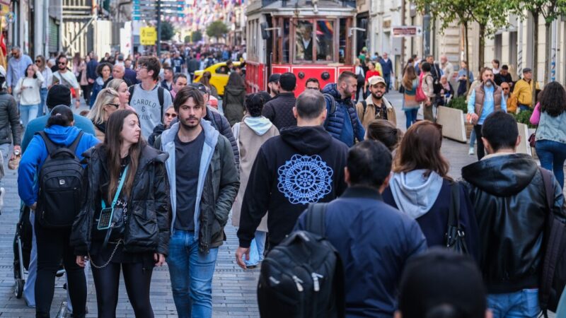 AKOM tarafından yapılan açıklamada, İstanbul'da hafta sonu yağış beklenmediği perşembe