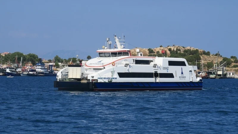 İzmir'de olumsuz hava koşulları nedeniyle arabalı vapur seferlerinin iptal edildiği