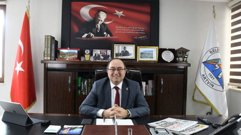 CHP’den istifa eden Artvin Belediye Başkanı Demirhan Elçin’in İYİ Parti’den