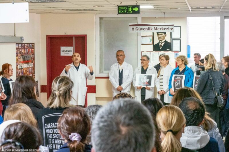 İzmir Büyükşehir Belediyesi, Kahramanmaraş merkezli depremlerde hayatını kaybedenler için kentin