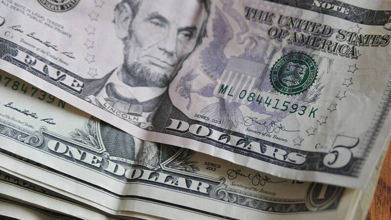İstanbul serbest piyasada dolar 30,6990 liradan, euro 33,1600 liradan haftaya