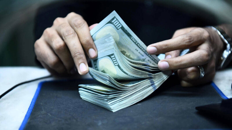 Liranın dolar ve euro karşısında eriyişi sürüyor. Dolar/TL 30,59, euro/TL