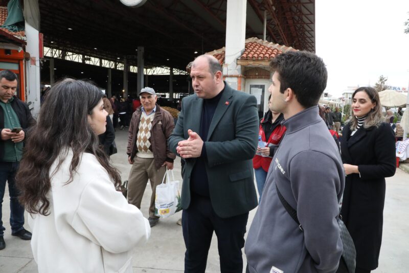 CHP Menderes Belediye Başkan Adayı İlkay Çiçek, pazaryeri ziyaretinde vatandaşlardan