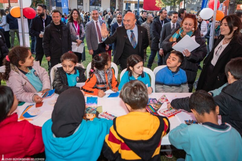 İzmir Büyükşehir Belediye Başkanı Tunç Soyer, Çocuk Belediyesi ile beraber