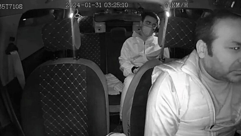 İzmir Gaziemir’de kendisini üşümesin diye aracına alan taksi şoförü Oğuz