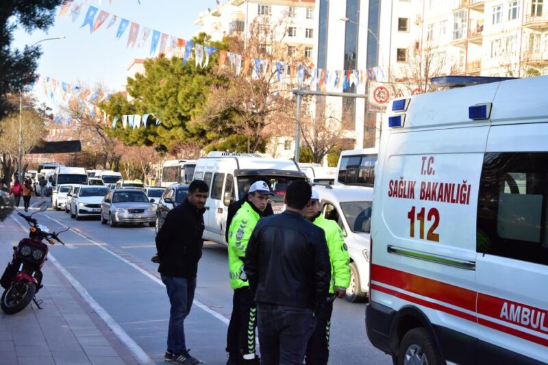 Konya'da Beşyol Asıl Dondurma Kavşağında Bisiklet Yolunda Yaya Olarak Yürüyen