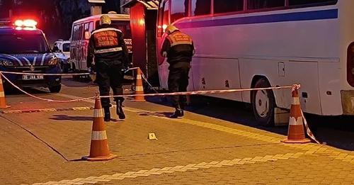 İzmir’in Kınık ilçesinin Poyracık Mahallesinde muhtarlığın önünde oturan 3 CHP’li