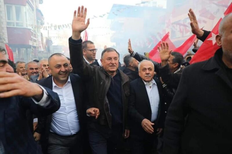 
Hatay Büyükşehir Belediye Başkanı Lütfü Savaş, Samandağ’ında saldırıya uğradı.