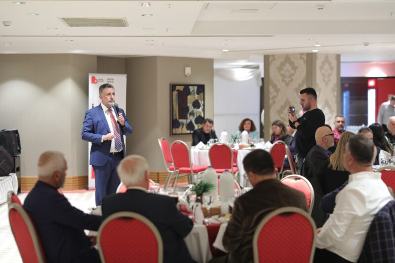 Bayraklı Belediye Başkanı Serdar Sandal, mecliste yaklaşık beş yıldır birlikte