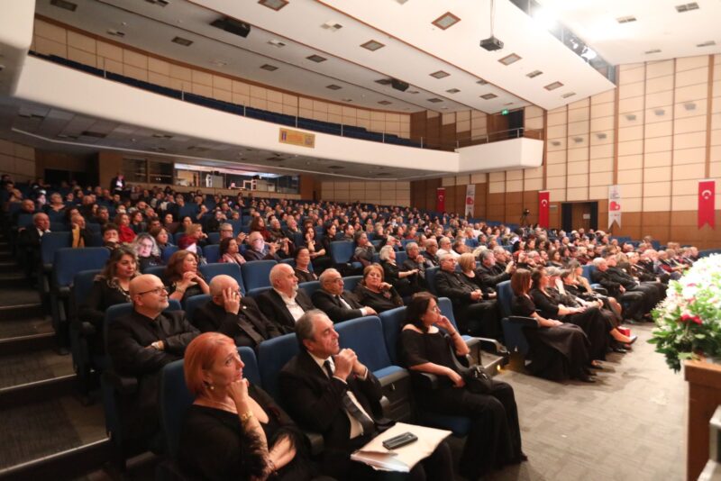 Bayraklı Belediyesi Dünya Emekçi Kadınlar Günü dolayısıyla düzenlediği konserle seyircilere