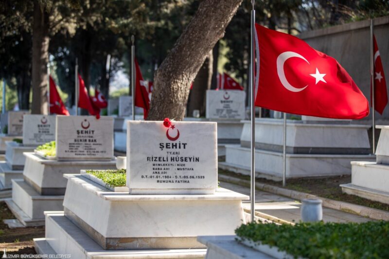 İzmir Büyükşehir Belediye Başkanı Tunç Soyer,  18 Mart Şehitleri