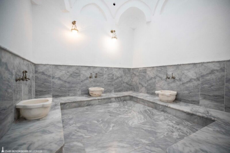 İzmir Büyükşehir Belediye Başkanı Tunç Soyer, Pazaryeri Mahallesi’nde restore edilen