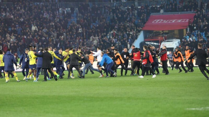 Olaylı Trabzonspor-Fenerbahçe maçının ardından sahaya girerek futbolculara saldırdığı tespit edilen