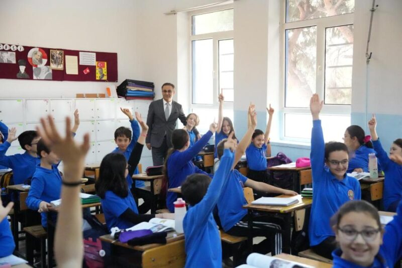 Bergama’da Mualla Ersezgin Ortaokulu, Ali Rıza Eroğlu İlkokulu, Zübeyde HanımOrtaokulu,