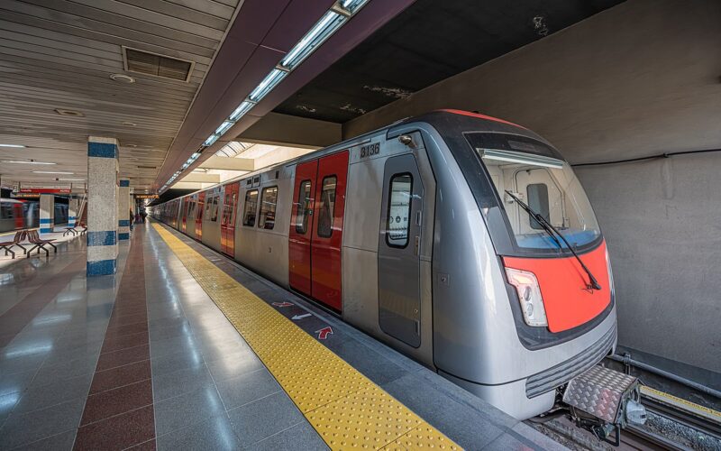 İzmir Metro'dan yapılan açıklamaya göre yaşanan teknik bir aksaklık sebebiyle