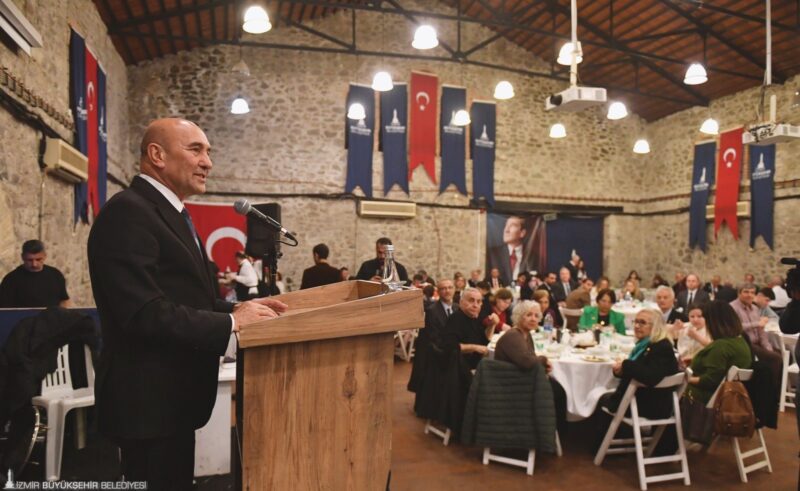 İzmir Büyükşehir Belediye Başkanı Tunç Soyer, şehit aileleri ve gaziler