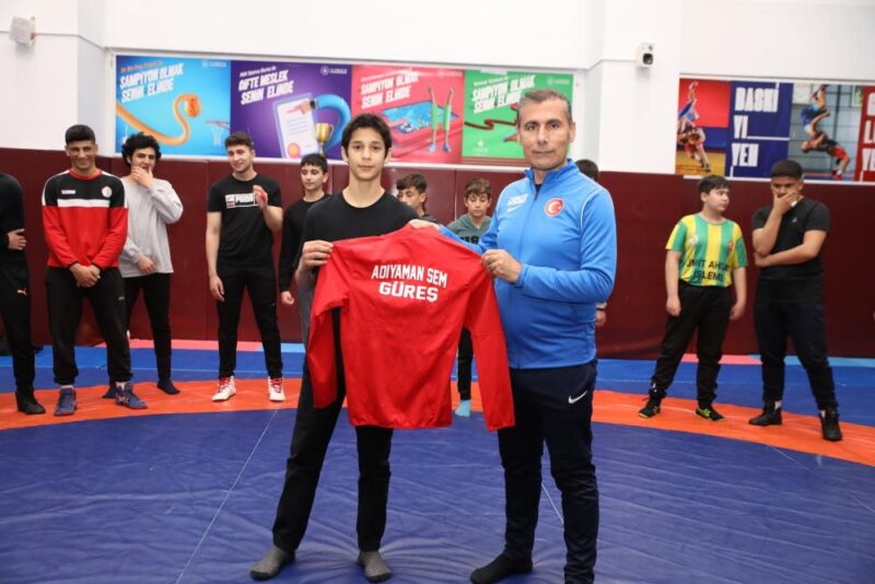 
Gençlik ve Spor Bakanlığı tarafından Güreş sporcularına gönderilen spor malzemeleri