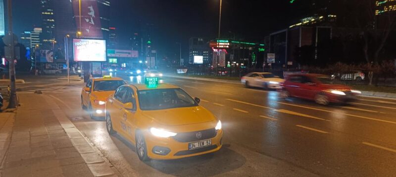 Ticari taksilerin gelişi güzel dur durak yaparak bekleme yaptıkları 4.Levent