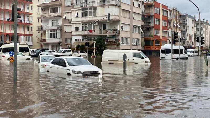 İçişleri Bakanı Ali Yerlikaya, aşırı yağış ve fırtına sonrası Antalya'nın