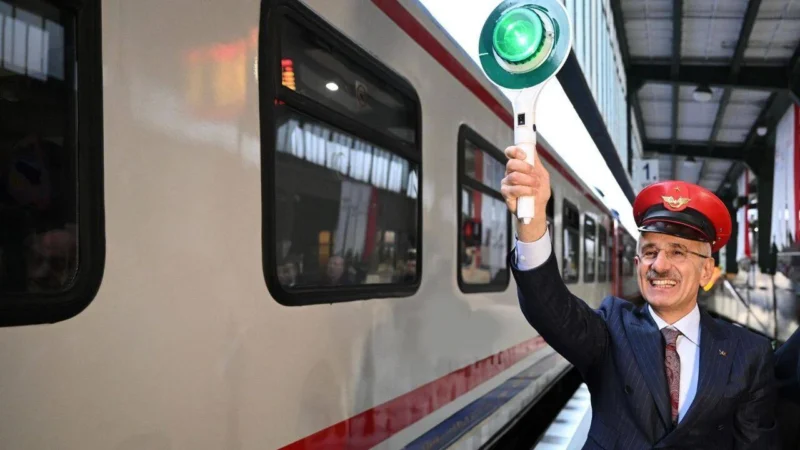 Ulaştırma Bakanı Abdulkadir Uraloğlu, nisan ayında Ankara-Diyarbakır ve Ankara-Tatvan hatlarında