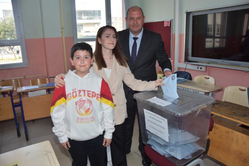 CHP Menderes Belediye Başkan Adayı İlkay Çiçek oyunu kullandı, herkesi