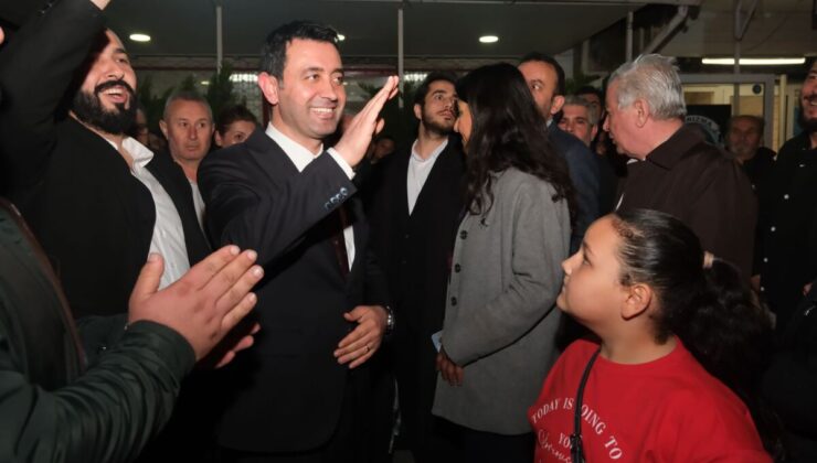 Kahvehane sohbetlerinde, cadde cadde gezerek vatandaşla ve esnafla buluşan CHP