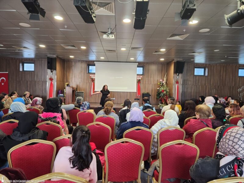 İzmir Büyükşehir Belediyesi’nin Dayanışma Noktaları’ndan hizmet alan kadınlar, 8 Mart