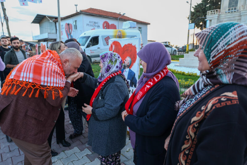 Menemen Belediye Başkanı Aydın Pehlivan kırsal mahalle ziyaretleri sırasında vatandaşların