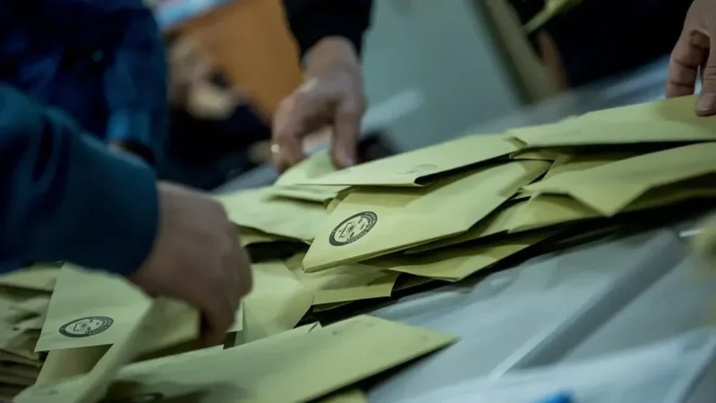 MetroPOLL Araştırma'nın İstanbul anketinde Ekrem İmamoğlu 43.5 puan ile AKP'nin