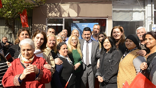 CHP Bayraklı Belediye Başkan adayı İrfan Önal, Pazar mesaisinde 3