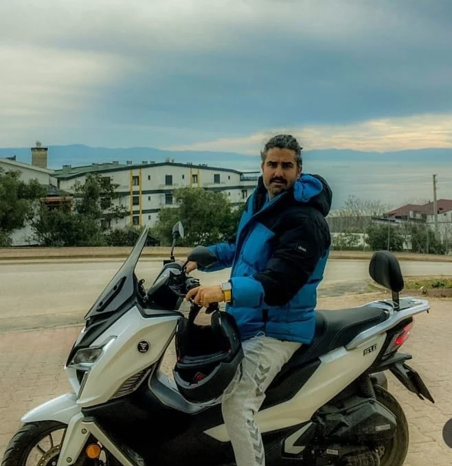 Oyuncu Efe Deprem, İstanbul’da geçirdiği trafik kazasında hayatını kaybetti. 41