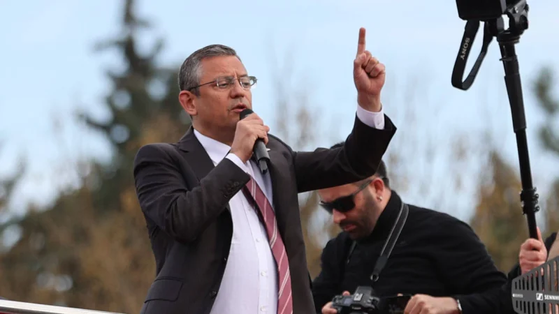 CHP lideri Özgür Özel, Edremit'te konuşuyor.