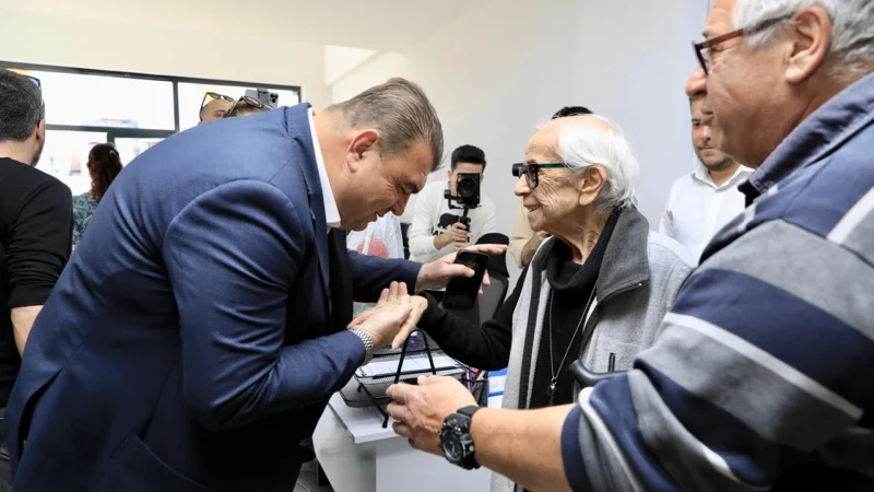 Seferihisar Belediye Başkanı İsmail Yetişkin, ilçede yaşayan emeklilere 2 bin