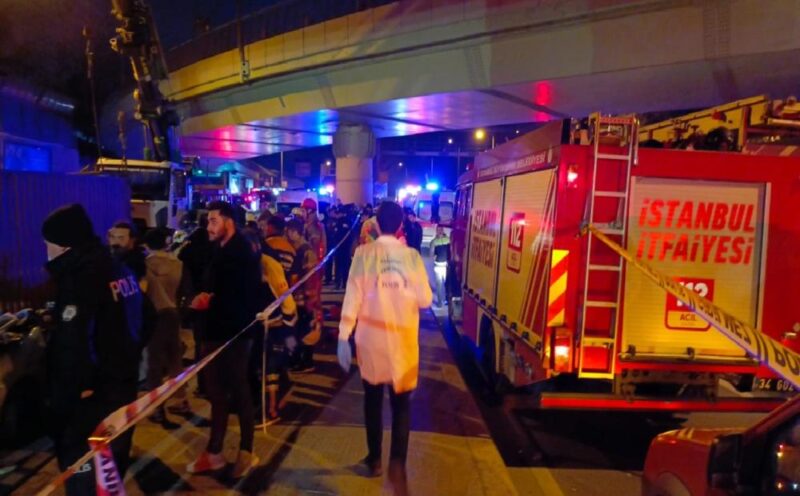 Bakırköy Yeşilyurt Rauf Orbay Caddesi üzerinde seyir halinde olan tır,