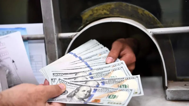 İstanbul serbest piyasada dolar 32,4150 liradan, euro 35,4450 liradan güne
