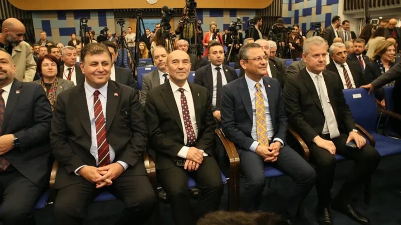 CHP lideri Özel’in İzmir’de gerçekleşen iş dünyası buluşmasında Tunç Soyer’in