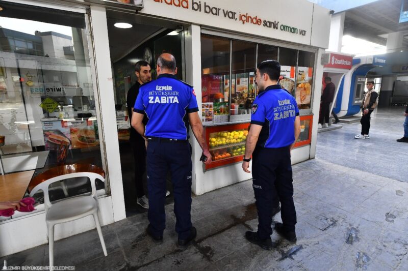 İzmir Büyükşehir Belediyesi’nin zabıta ekipleri Ramazan Bayramı öncesi denetimleri arttırdı.