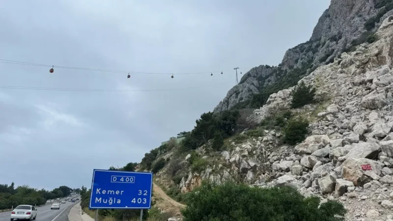 Antalya'da teleferik kazası nedeniyle kabinde mahsur kalanları kurtarma çalışmaları sürüyor.